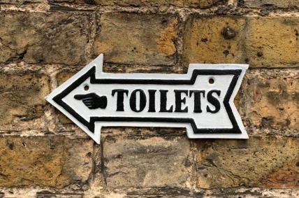 Toilets arrow sign